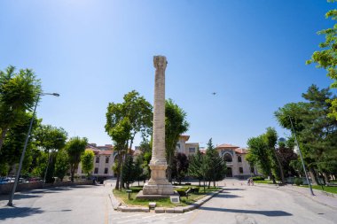 Julianus Sütunu ya da Belkis Minaresi, Ulus bölgesinde bulunan bir dikilitaştır. Ankara, Türkiye - 16 Ağustos 2023.