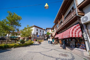 Ankara Kalesi 'nin duvarları içindeki tarihi sokaklar. Ankara, Türkiye - 16 Ağustos 2023.