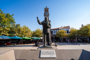 Hamamonu ilçesinde Mehmet Akif Ersoy heykeli. Ankara, Türkiye - 16 Ağustos 2023.