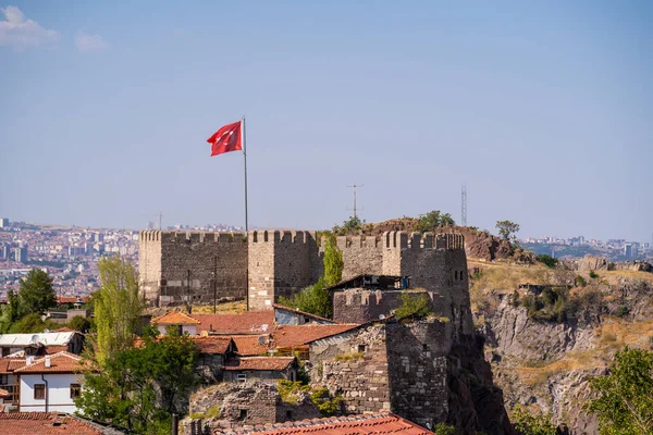 Ankara Kalesi ve Türk bayrağı.