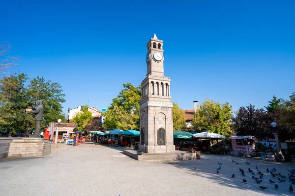 Hamamonu bölgesindeki saat kulesi ve meydan. Ankara, Türkiye - 16 Ağustos 2023.