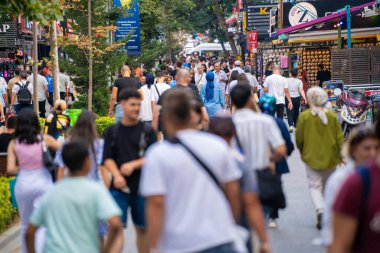 Kizilay ilçesinde sokakta kalabalık vardı. Ankara, Türkiye - 16 Ağustos 2023.