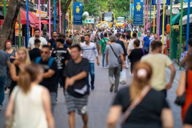 Kizilay ilçesinde sokakta kalabalık vardı. Ankara, Türkiye - 16 Ağustos 2023.