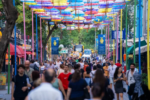 Kizilay ilçesinde sokakta kalabalık vardı. Ankara, Türkiye - 16 Ağustos 2023.