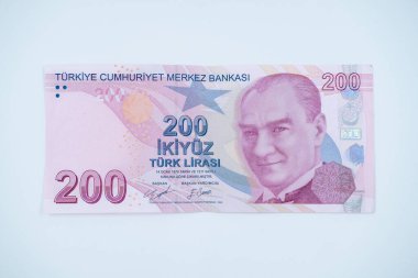Beyaz arkaplanda 200 lira banknot izole edildi.