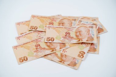 Beyaz arka planda izole edilmiş 50 Türk Lirası.