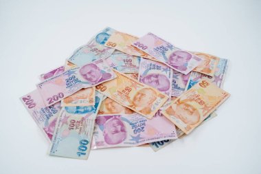 50, 100, 200 Türk lirası banknotları beyaz arkaplanda izole edildi.