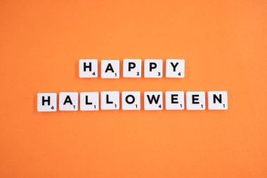 Scrabble harfleriyle izole edilmiş Cadılar Bayramı 'nız kutlu olsun. Ankara, Türkiye - 25 Ağustos 2023.