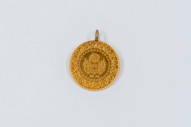 Türkçe yarım altın vuruşu beyaz zemin üzerinde izole.