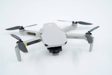 DJI Mavic Mini 2 beyaz arka planda izole edildi. Ankara, Türkiye - 25 Ağustos 2023.