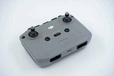 DJI Uzaktan Denetleyici beyaz arkaplanda izole edildi. Ankara, Türkiye - 25 Ağustos 2023.