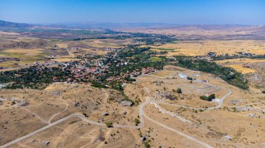 Antik Hattusa ve Bogazkale bölgesinin kalıntılarının havadan görünüşü. Corum, Türkiye - 27 Ağustos 2023.
