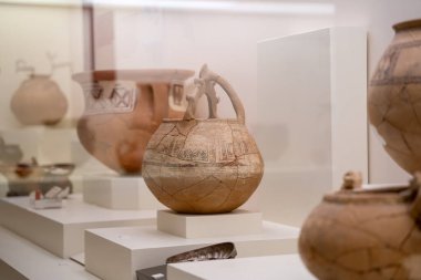 Bogazkoy Arkeoloji Müzesi 'nde tarihi vazolar. Corum, Türkiye - 27 Ağustos 2023.