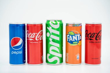 Alüminyum teneke kutulardaki en popüler gazoz içecekleri grubu beyaza izole edilmiş. Bu gruptaki markalar Coca Cola, Pepsi, Sprite, Fanta 'dır. Ankara, Türkiye - 1 Eylül 2023.