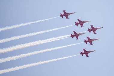 Teknofest Ankara 'da Türk Yıldızları gösteri uçuşu. Türk Yıldızları (Türk Yıldizileri), Türk Hava Kuvvetleri 'nin akrobatik gösteri ekibi. Ankara, Türkiye - 30 Ağustos 2023.