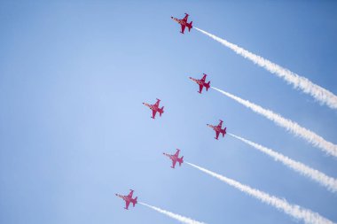 Teknofest Ankara 'da Türk Yıldızları gösteri uçuşu. Türk Yıldızları (Türk Yıldizileri), Türk Hava Kuvvetleri 'nin akrobatik gösteri ekibi. Ankara, Türkiye - 30 Ağustos 2023.