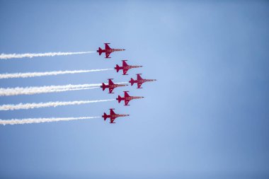 Teknofest Ankara 'da Türk Yıldızları gösteri uçuşu. Türk Yıldızları (Türk Yıldizileri), Türk Hava Kuvvetleri 'nin akrobatik gösteri ekibi. Ankara, Türkiye - 30 Ağustos 2023.
