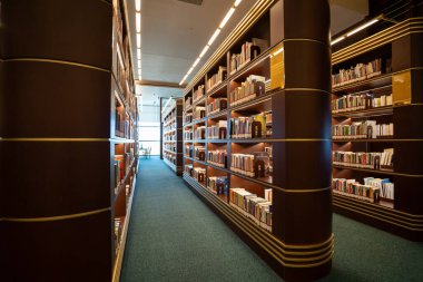 Millet Kutuphanesi 'de kitap rafları. Cumhurbaşkanlığı Kütüphanesi Türkiye 'deki en büyük kütüphanedir. Ankara, Türkiye - 18 Eylül 2023.