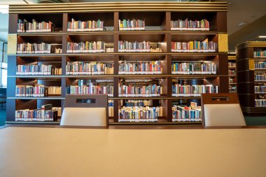 Millet Kutuphanesi 'de kitap rafları. Cumhurbaşkanlığı Kütüphanesi Türkiye 'deki en büyük kütüphanedir. Ankara, Türkiye - 18 Eylül 2023.
