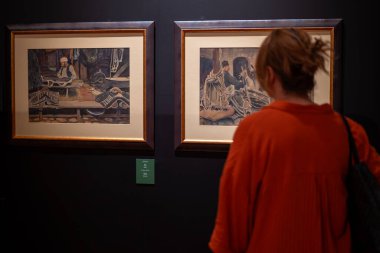 Sanat galerisindeki sergide bir ziyaretçi. Bir zamanlar Saraybosna sergisi vardı. Ankara, Türkiye - 18 Eylül 2023.