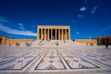 Mustafa Kemal Atatürk 'ün Anitkabir' deki mozolesinde insanların görüntüsü. Ankara, Türkiye - 18 Eylül 2023.