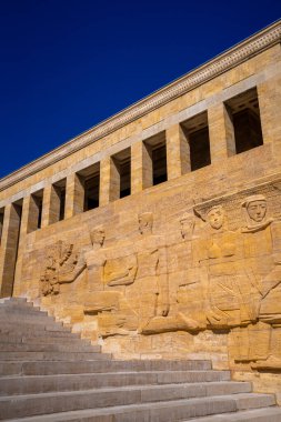 Atatürk Anitkabir Anıtmezarında sütunlar ve kabartmalar.