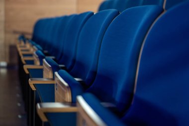 Kongre merkezinde boş koltuklar..