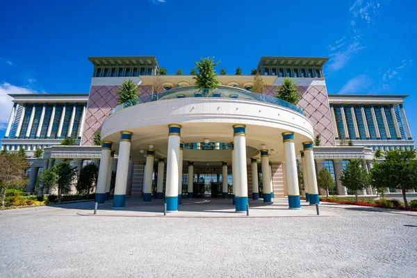 Türkiye Cumhurbaşkanlığı Kütüphanesi (Millet Kutuphanesi) binası. Ulusun Cumhurbaşkanlığı Kütüphanesi Türkiye 'deki en büyük kütüphanedir. Ankara, Türkiye - 18 Eylül 2023.