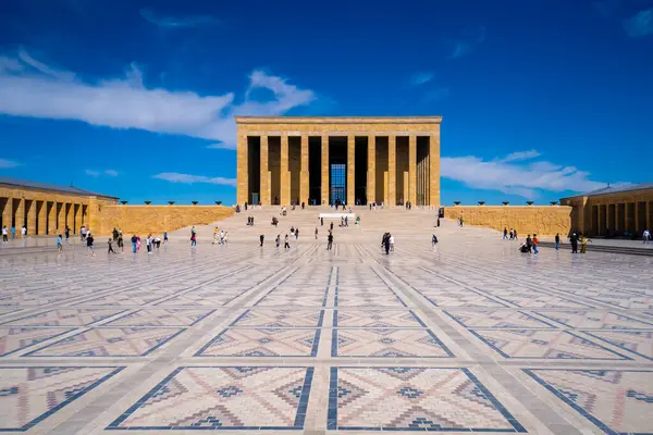 Mustafa Kemal Atatürk 'ün Anitkabir' deki mozolesinde insanların görüntüsü. Ankara, Türkiye - 18 Eylül 2023.