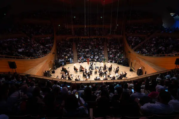 Konser ve seyirciler oditoryumda. CSO Ada Ankara (Cumhurbaşkanlığı Senfoni Orkestrası Konser Salonu) Ankara 'da bir müzik kampüsü. Ankara, Türkiye - 18 Eylül 2023.