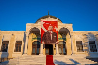 Ankara Etnoğrafya Müzesi girişinde Türk bayrağı ve Atatürk bayrağı görülüyor. Ankara, Türkiye - 19 Eylül 2023.