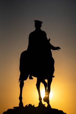 Gün batımında Atatürk 'ün Binicilik Heykeli' nin Silueti.