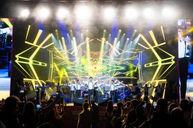 Geleneksel Ankara halk dansları gösterisi sahnede. Ankara, Türkiye - 19 Eylül 2023.