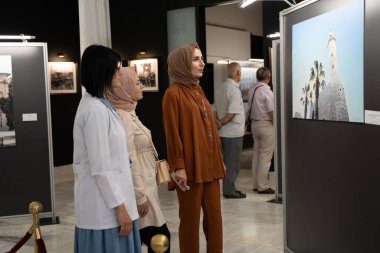 Sanat galerisindeki eserlere bakan ziyaretçiler. Ankara, Türkiye - 19 Eylül 2023.