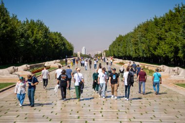 Atatürk 'ün Anitkabir Anıtmezarı' ndaki Aslanlar Yolu 'ndaki insanlar. Ankara, Türkiye - 23 Eylül 2023.