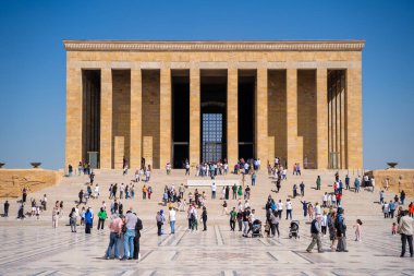 Mustafa Kemal Atatürk 'ün Anitkabir' deki mozolesinde insanların görüntüsü. Ankara, Türkiye - 23 Eylül 2023.