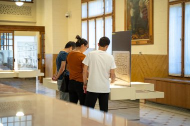 Ziraat Banka Müzesi 'ndeki materyallere bakan ziyaretçiler. Ankara, Türkiye - 24 Eylül 2023.