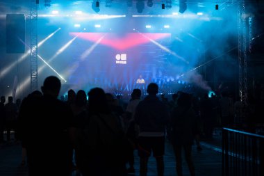 Bir grup neşeli genç insan tekno parti sırasında eğleniyor. Gece partisindeki performans gösterisi. Ankara, Türkiye - 24 Eylül 2023.