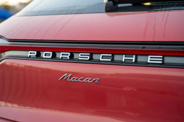 Porsche Macan logoyu kapat. Ankara, Türkiye - 24 Eylül 2023.
