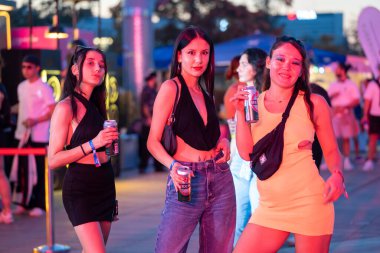 Genç kızlar partide eğleniyor. Ankara, Türkiye - 24 Eylül 2023.