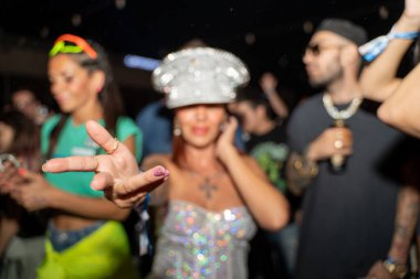 Partide dans eden bulanık genç kadın..