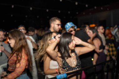 Partide dans eden bulanık seksi genç kadınlar..