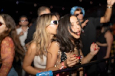 Partide dans eden bulanık seksi genç kadınlar..