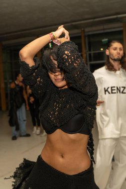 Partide dans eden esmer kız. Ankara, Türkiye - 30 Eylül 2023.