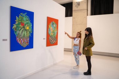 Sanat galerisindeki resimlere bakan ziyaretçiler. Ankara, Türkiye - 1 Ekim 2023.