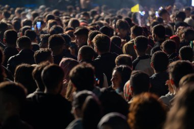 Konserde kalabalık insanların kafaları. Ankara, Türkiye - 1 Ekim 2023.