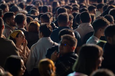 Konserde kalabalık insanların kafaları. Ankara, Türkiye - 1 Ekim 2023.