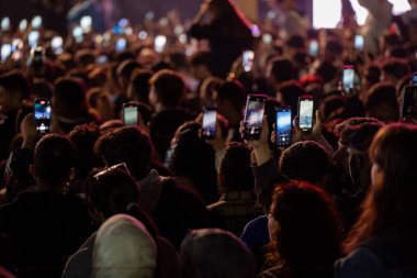Konserde kalabalık insanların telefonları. Ankara, Türkiye - 1 Ekim 2023.