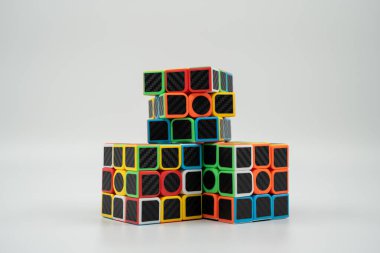 Beyaz arkaplandaki 3x3 Rubiks küpleri izole edildi. Ankara, Türkiye - 1 Ekim 2023.