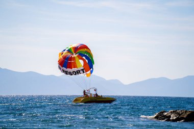 Parasail kanadı bir sürat teknesi tarafından çekildi. Bodrum, Türkiye - 15 Eylül 2023.